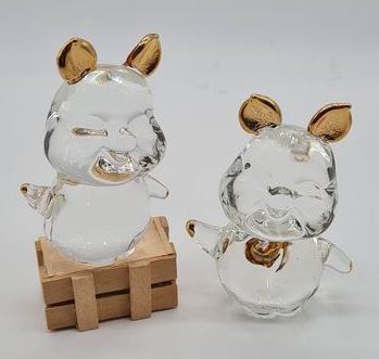 Glas Schwein mit gold Ohren stehend