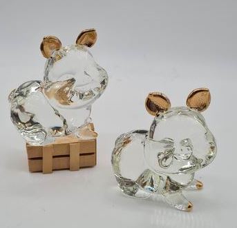 Glas Schwein mit gold Ohren sitzend